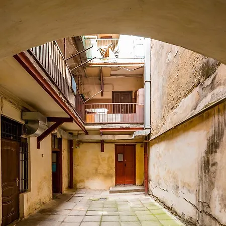 Near Rynok Square є кондиціонер Lviv