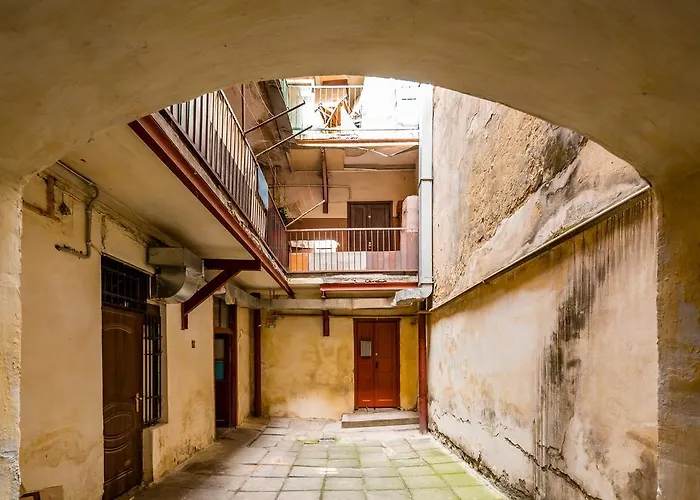 Near Rynok Square є кондиціонер Lviv